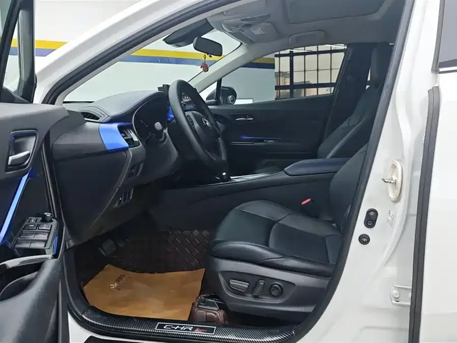 Toyota C-HR 2023 2.0L Luxury Edition 2024 — миниатюра 3