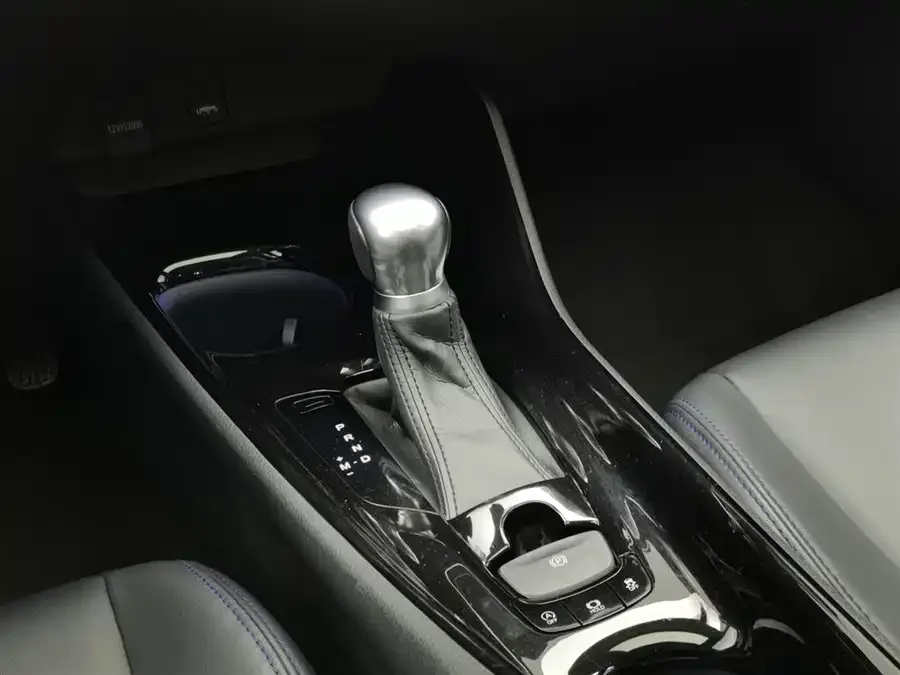 Toyota C-HR 2021 2.0L Luxury Edition 2023 — миниатюра 4