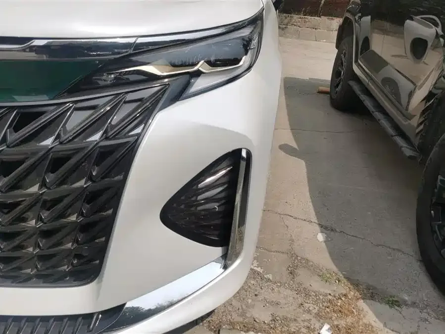 Toyota Granvia Grevia 2024 2.5L Hybrid Premium PLUS 4WD Edition 2025 — миниатюра 2