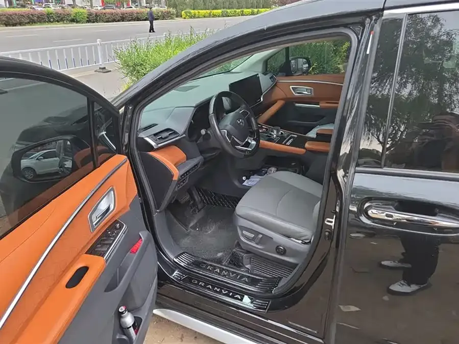 Toyota Granvia Grevia 2023 2.5L Hybrid Luxury Edition 2023 — миниатюра 3