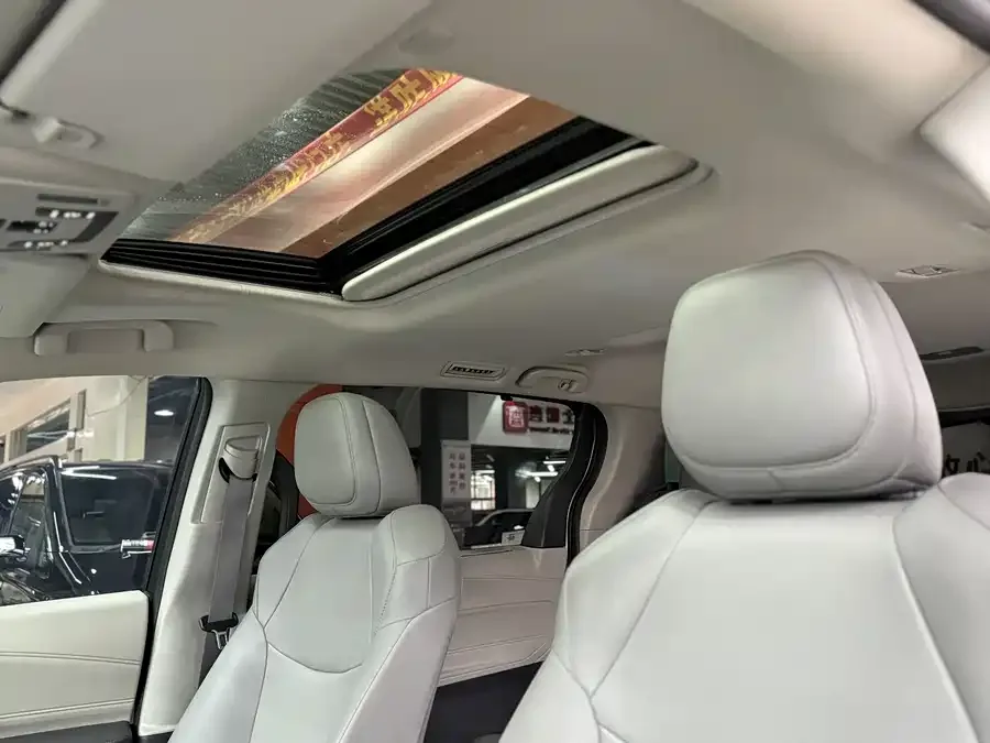 Toyota Granvia Grevia 2023 2.5L Hybrid Comfort Edition 2023 — миниатюра 2