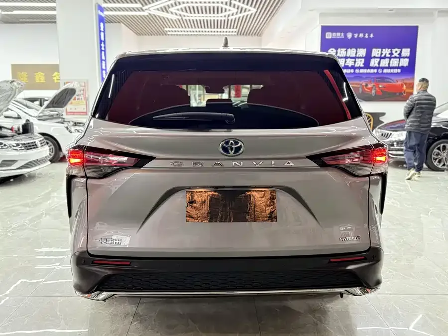 Toyota Granvia Grevia 2023 2.5L Hybrid Comfort Edition 2023 — миниатюра 3