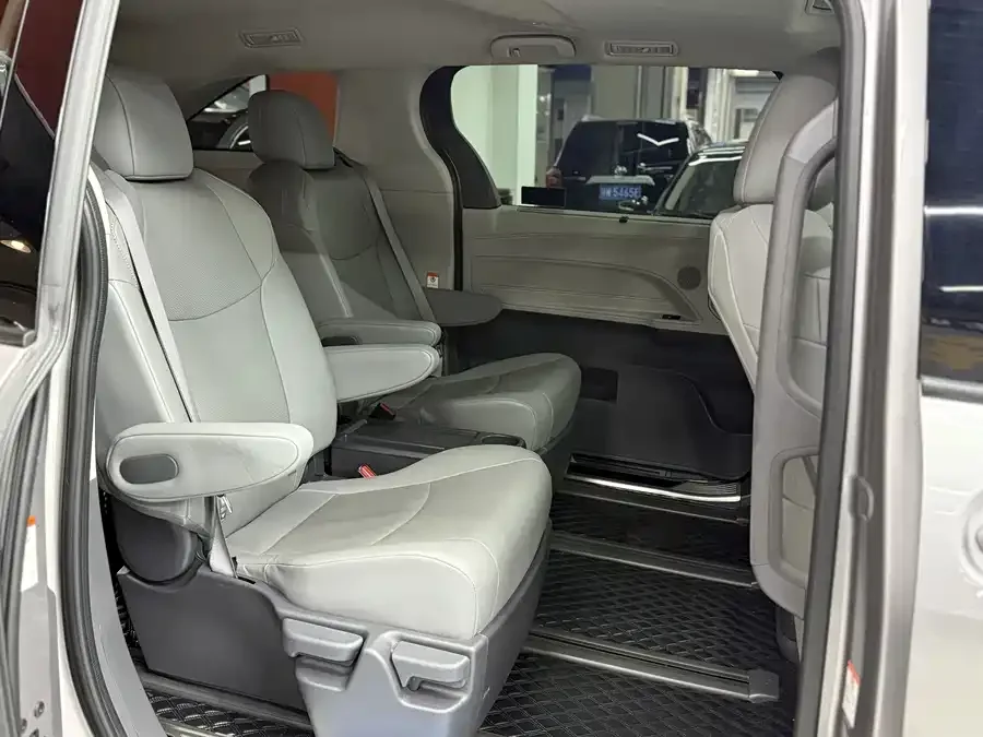 Toyota Granvia Grevia 2023 2.5L Hybrid Comfort Edition 2023 — миниатюра 4