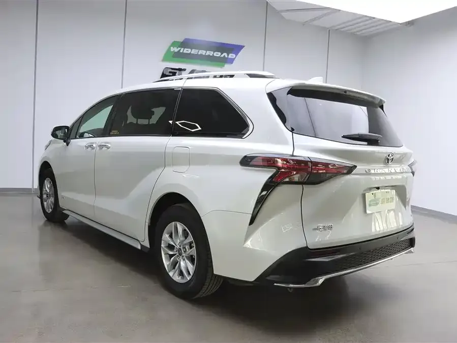 Toyota Granvia Grevia 2024 2.5L Hybrid Comfort Edition 2025 — миниатюра 2