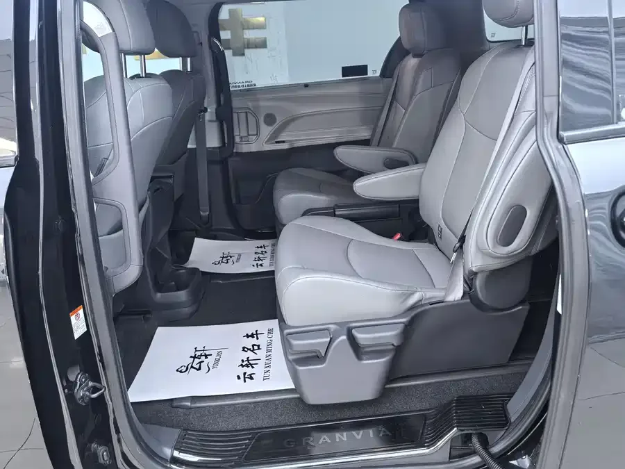 Toyota Granvia Grevia 2024 2.5L Hybrid Comfort Edition 2024 — миниатюра 3