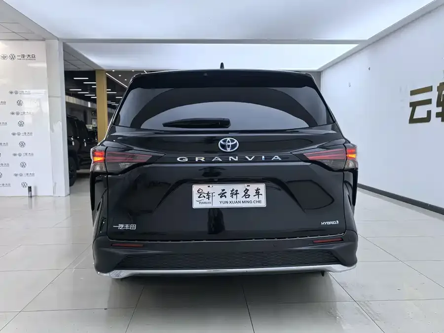 Toyota Granvia Grevia 2024 2.5L Hybrid Comfort Edition 2024 — миниатюра 4