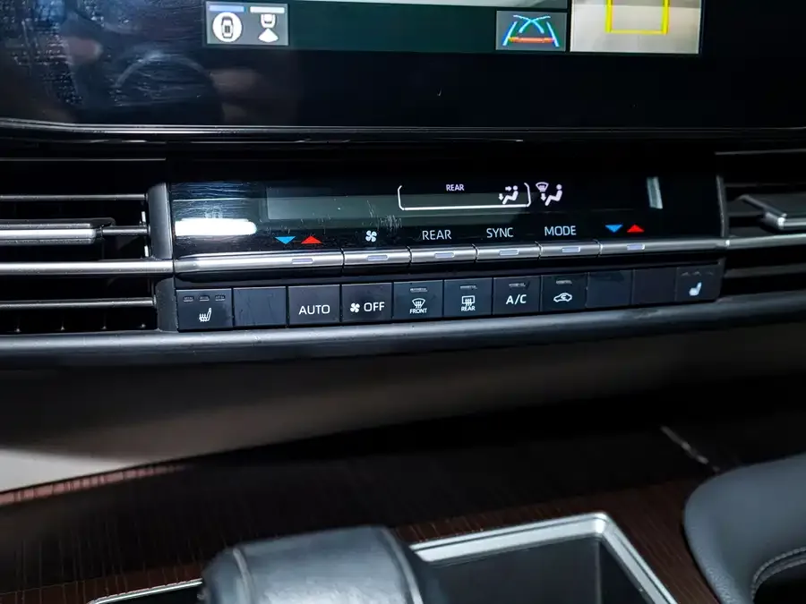 Toyota Granvia Grevia 2022 2.5L Hybrid Premium Edition 2023 — миниатюра 2