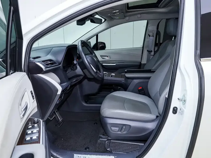 Toyota Granvia Grevia 2022 2.5L Hybrid Premium Edition 2023 — миниатюра 4