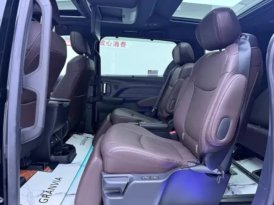 Toyota Granvia Grevia 2022 2.5L Hybrid Flagship Edition 2023 — миниатюра 2