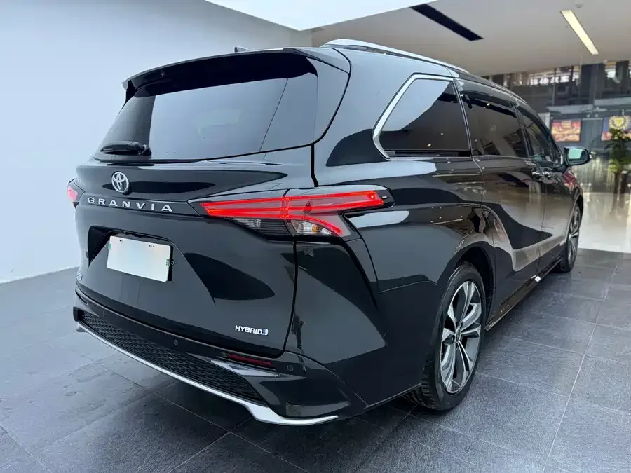 Toyota Granvia Grevia 2022 2.5L Hybrid Flagship Edition 2023 — миниатюра 4