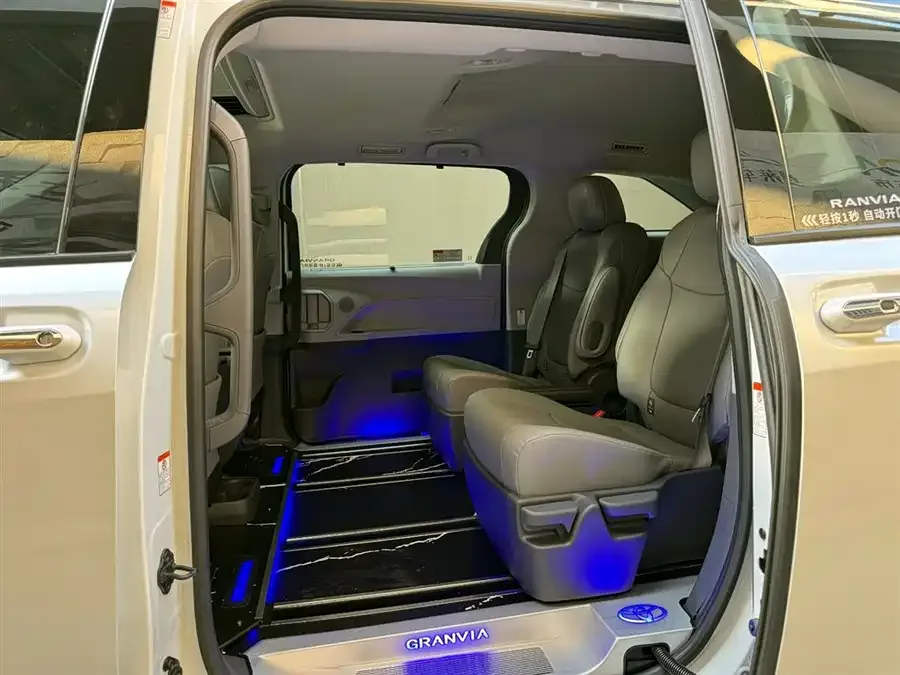 Toyota Granvia Grevia 2024 2.5L Hybrid Comfort Edition 2025 — миниатюра 3