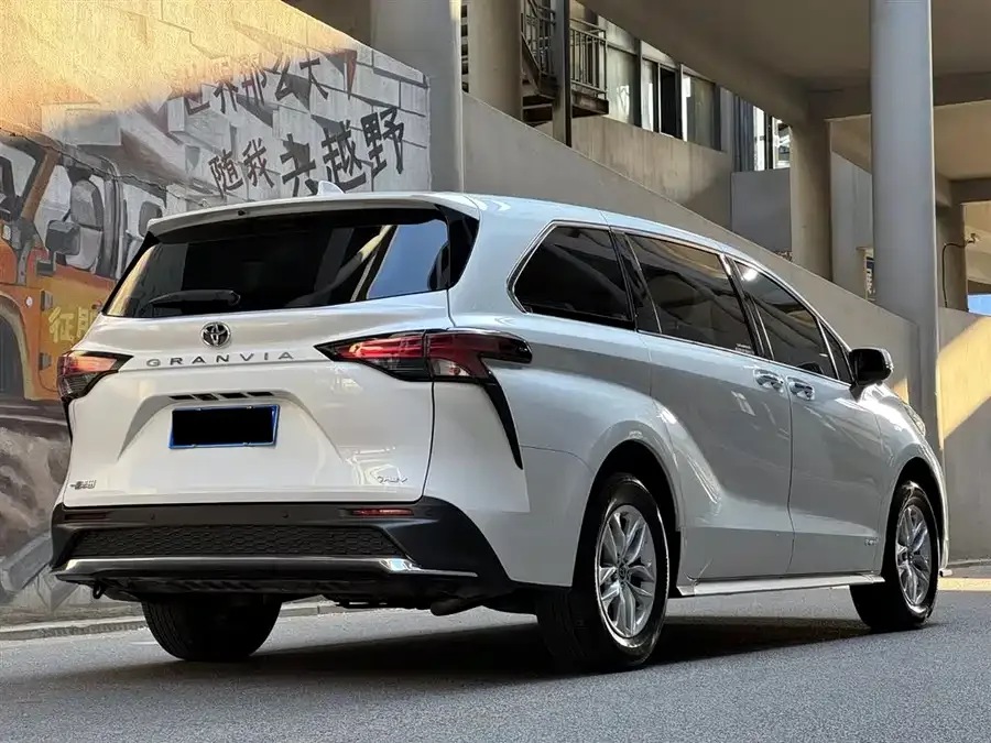 Toyota Granvia Grevia 2024 2.5L Hybrid Comfort Edition 2025 — миниатюра 5