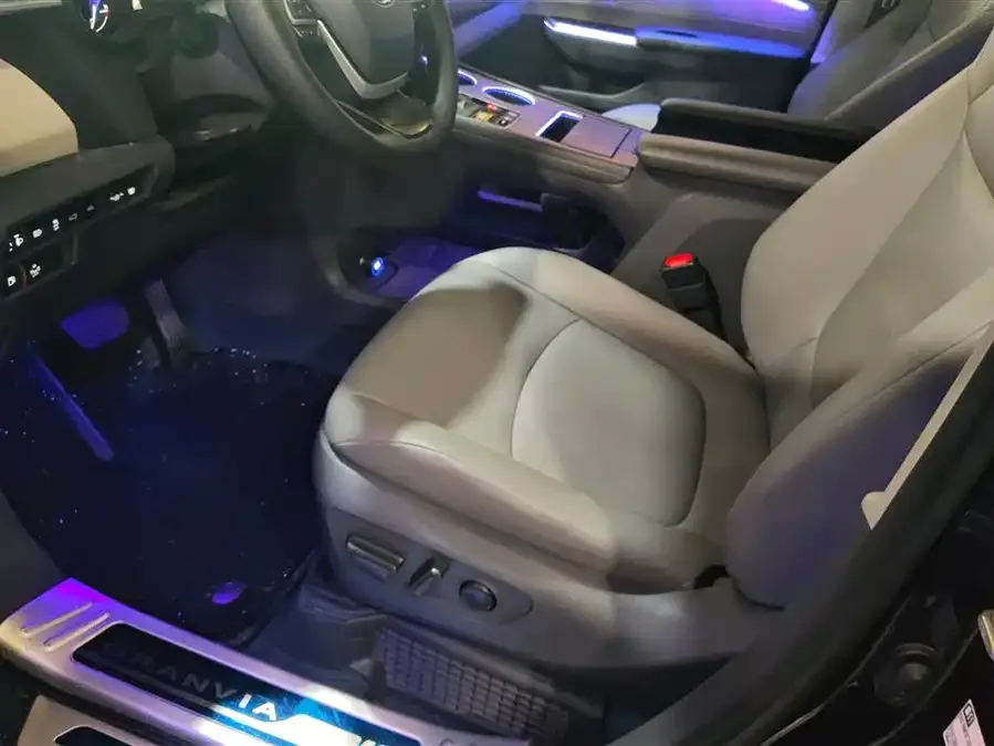 Toyota Granvia Grevia 2023 2.5L Hybrid Luxury Edition 2023 — миниатюра 3