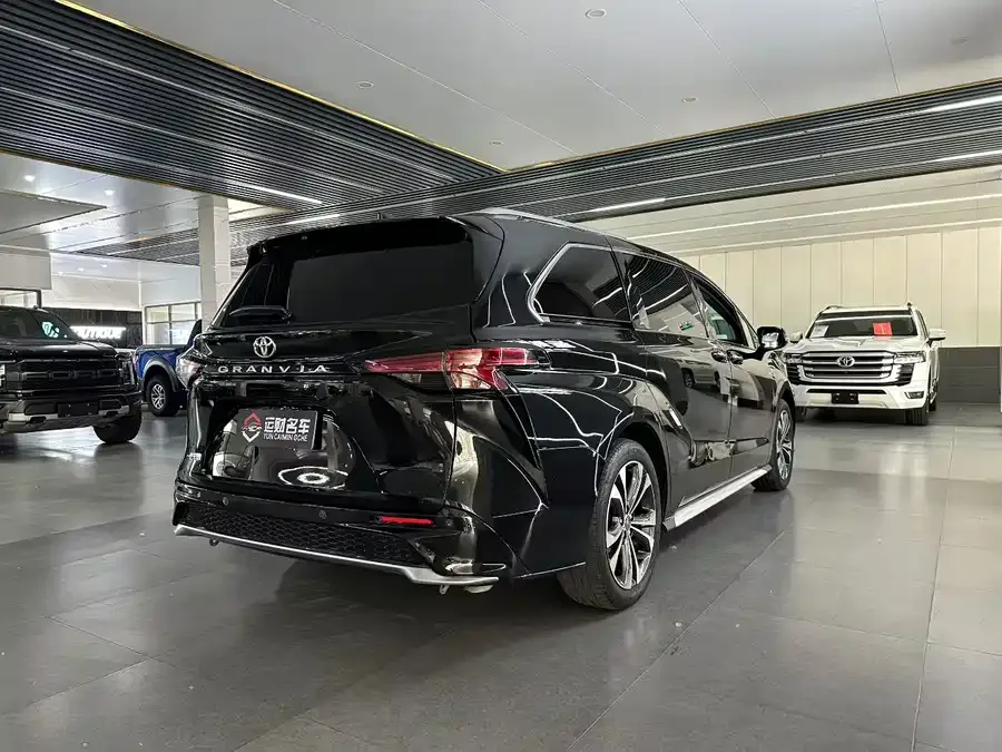 Toyota Granvia Grevia 2024 2.5L Hybrid Premium PLUS Edition 2025 — миниатюра 3