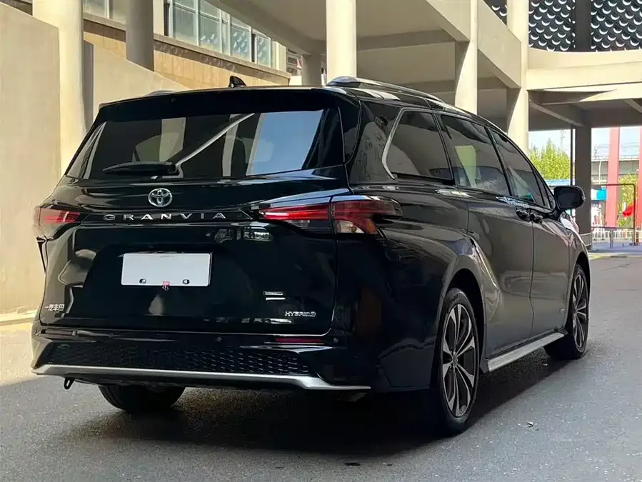 Toyota Granvia Grevia 2023 2.5L Hybrid Premium PLUS Edition 2024 — миниатюра 2