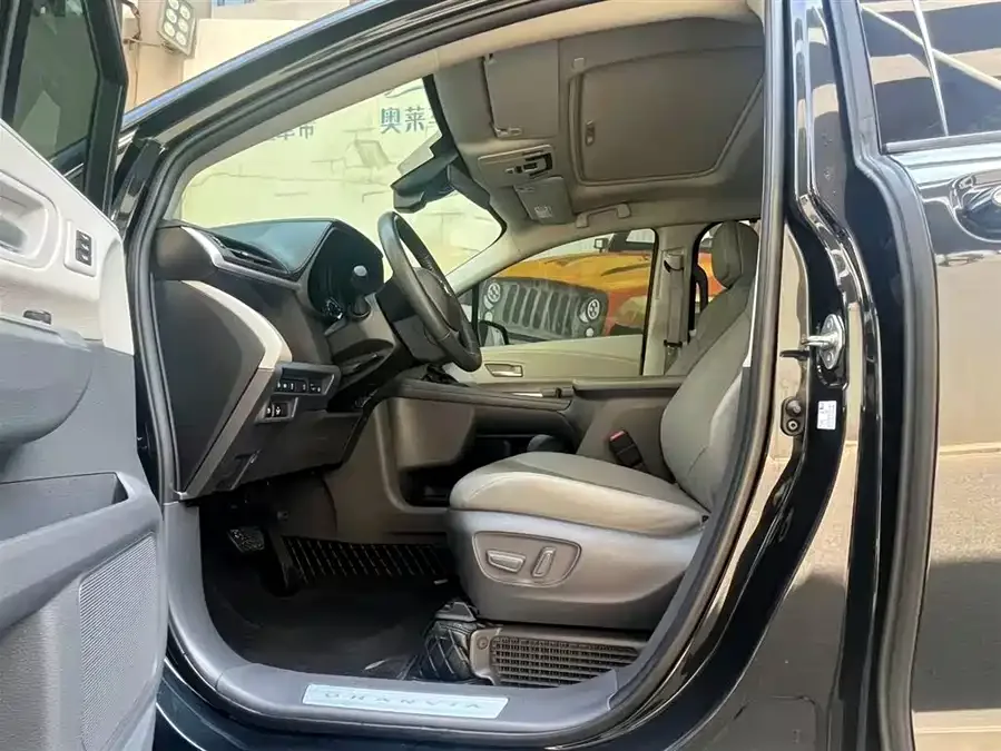 Toyota Granvia Grevia 2023 2.5L Hybrid Premium PLUS Edition 2024 — миниатюра 3