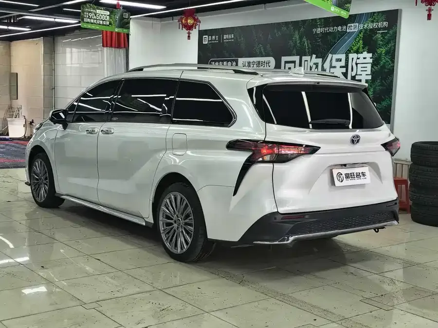 Toyota Granvia Grevia 2023 2.5L Hybrid Comfort Edition 2023 — миниатюра 2