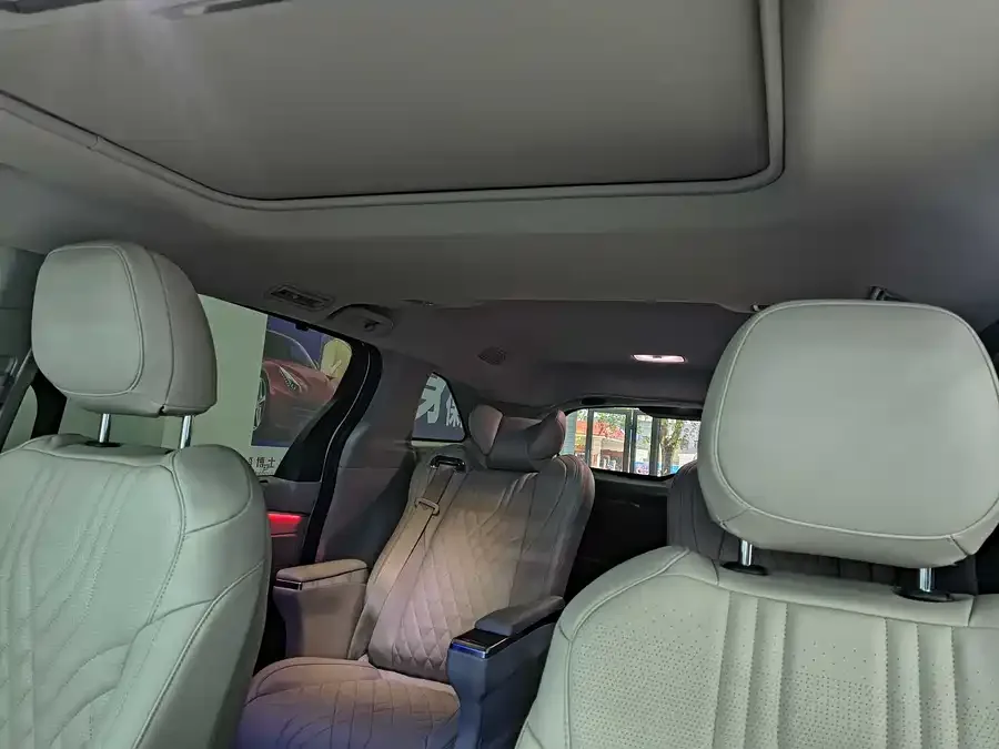 Toyota Granvia Grevia 2023 2.5L Hybrid Comfort Edition 2023 — миниатюра 4