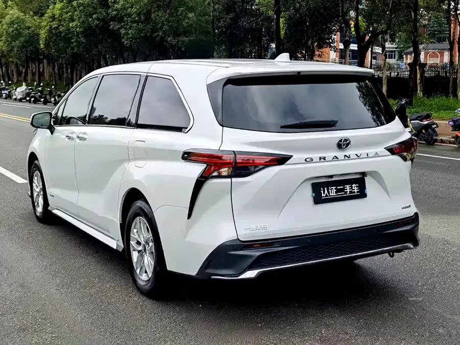 Toyota Granvia Grevia 2023 2.5L Hybrid Comfort Edition 2024 — миниатюра 2