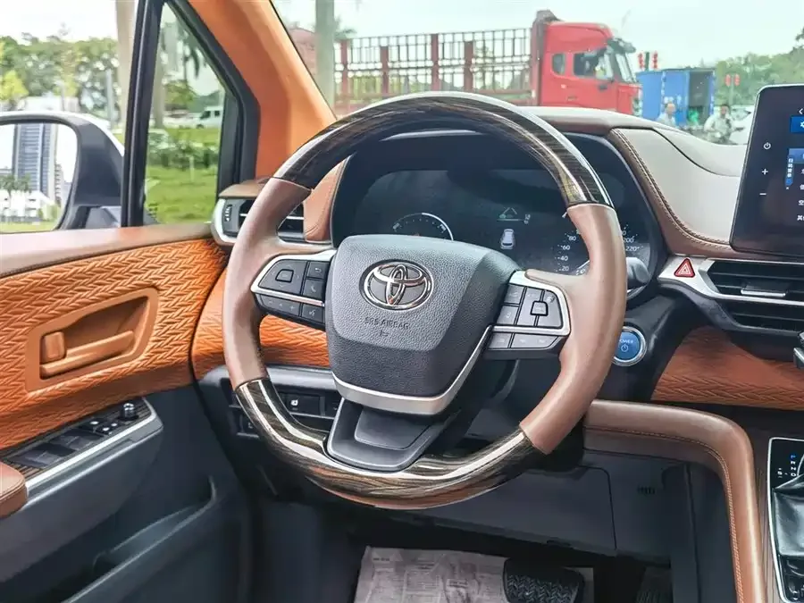 Toyota Granvia Grevia 2023 2.5L Hybrid Comfort Edition 2024 — миниатюра 4