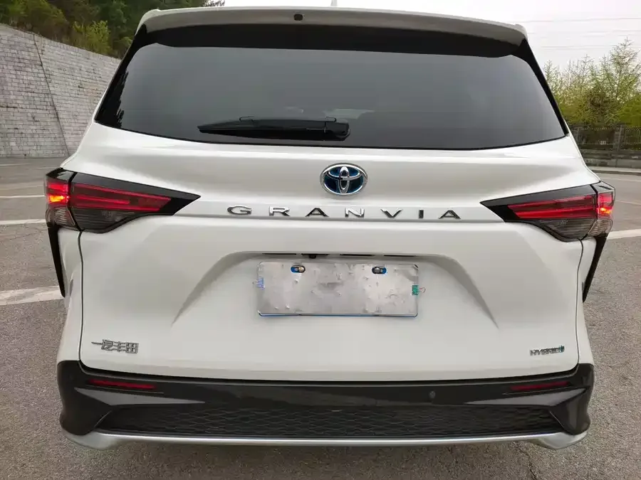 Toyota Granvia Grevia 2023 2.5L Hybrid Premium PLUS Edition 2024 — миниатюра 4
