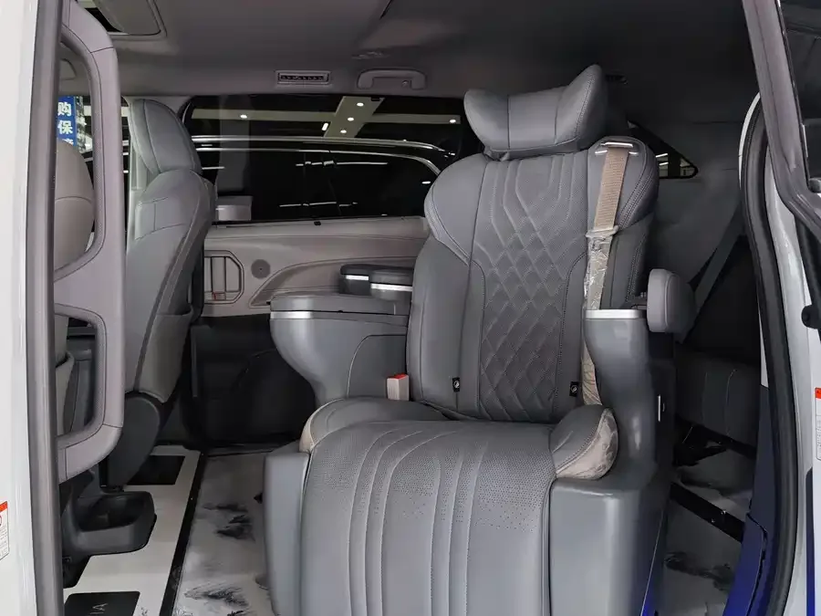 Toyota Granvia Grevia 2023 2.5L Hybrid Comfort Edition 2023 — миниатюра 2