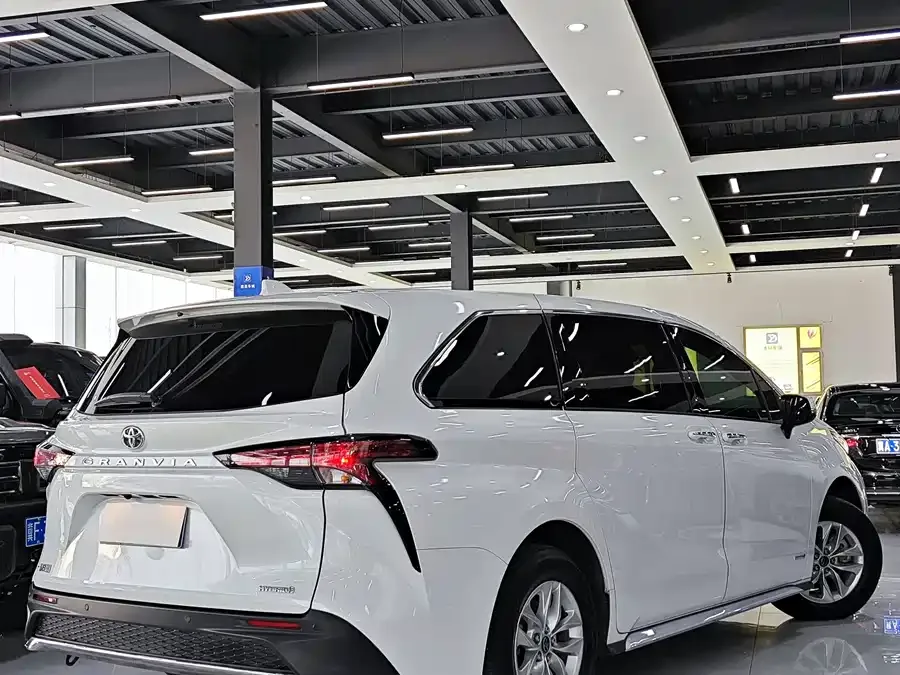 Toyota Granvia Grevia 2023 2.5L Hybrid Comfort Edition 2023 — миниатюра 3