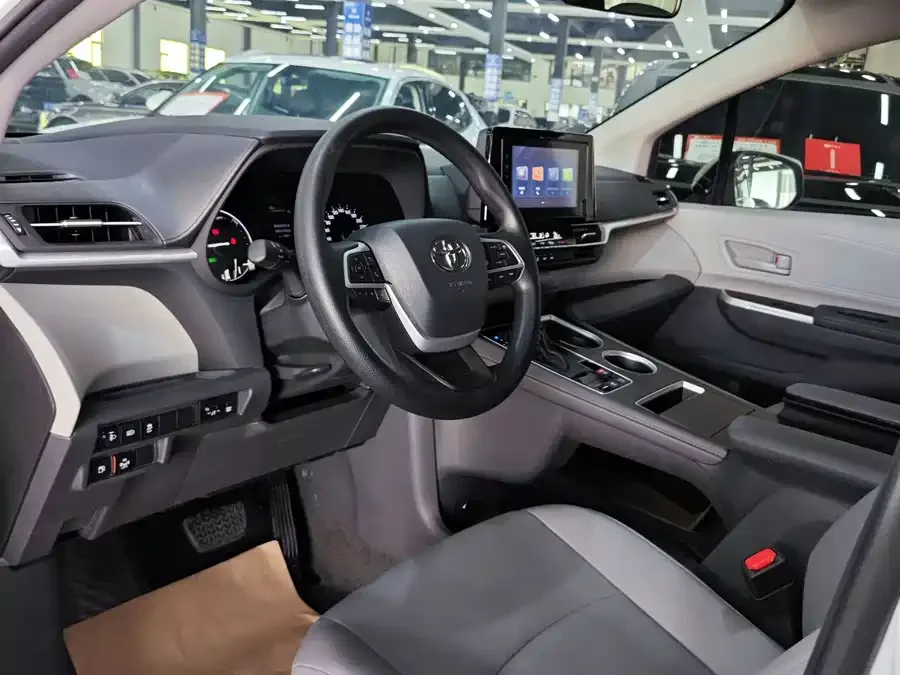 Toyota Granvia Grevia 2023 2.5L Hybrid Comfort Edition 2023 — миниатюра 4