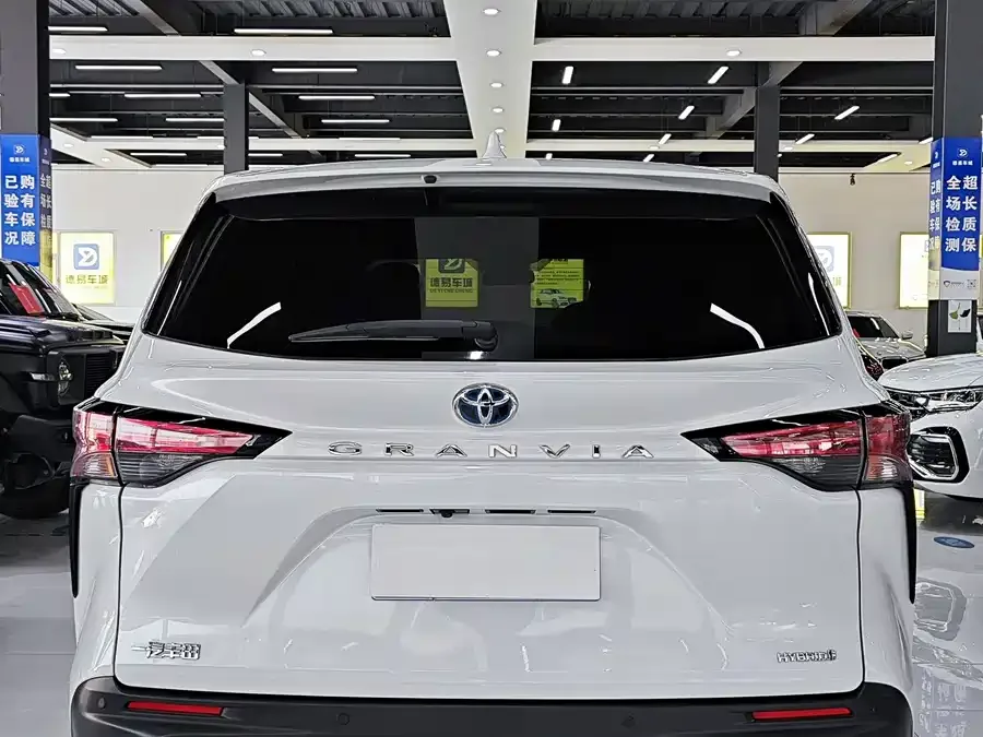 Toyota Granvia Grevia 2023 2.5L Hybrid Comfort Edition 2023 — миниатюра 5