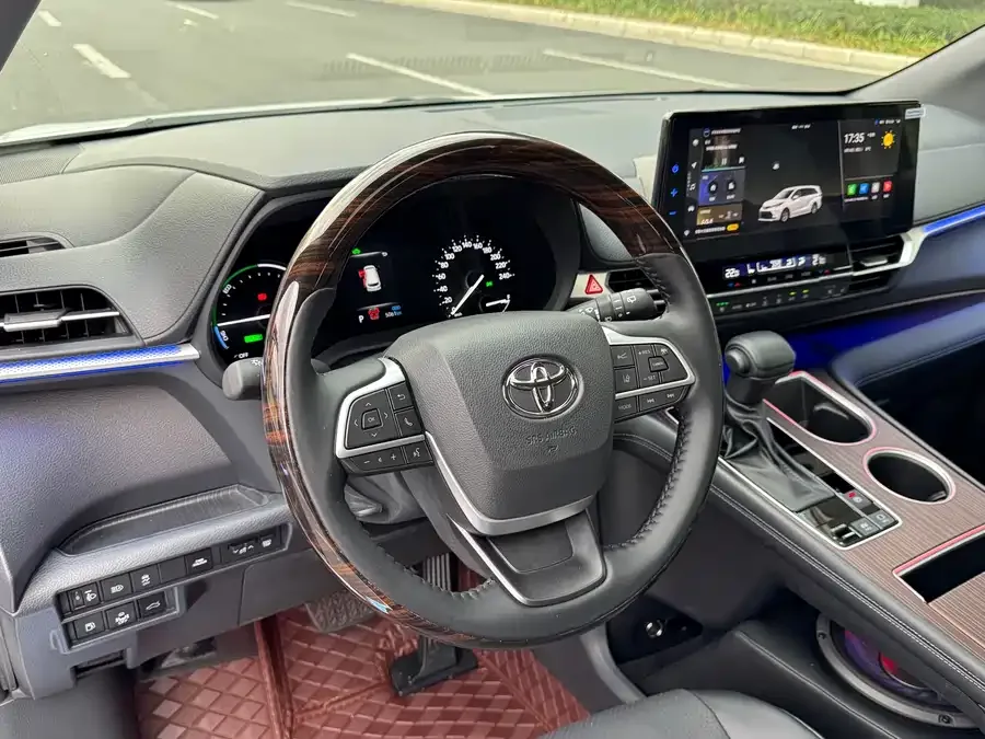 Toyota Granvia Grevia 2024 2.5L Hybrid Luxury Edition 2025 — миниатюра 2