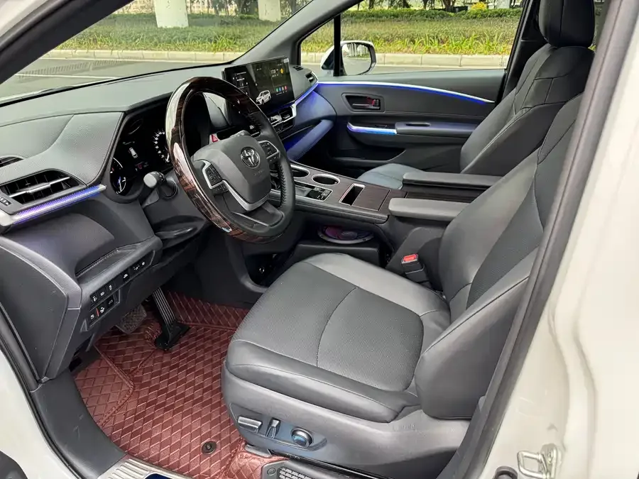 Toyota Granvia Grevia 2024 2.5L Hybrid Luxury Edition 2025 — миниатюра 4