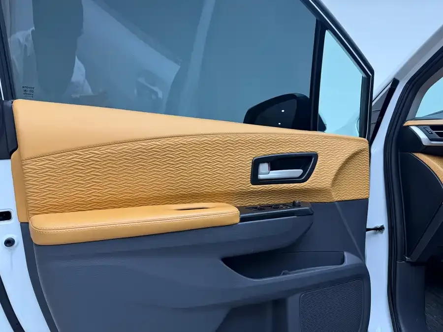 Toyota Granvia Grevia 2023 2.5L Hybrid Luxury Edition 2023 — миниатюра 2