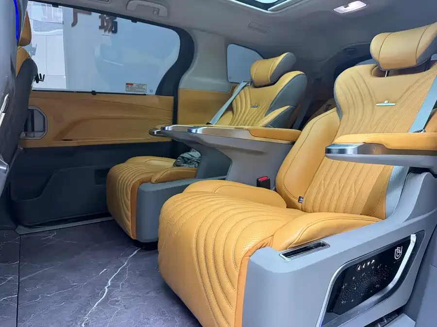 Toyota Granvia Grevia 2023 2.5L Hybrid Luxury Edition 2023 — миниатюра 3