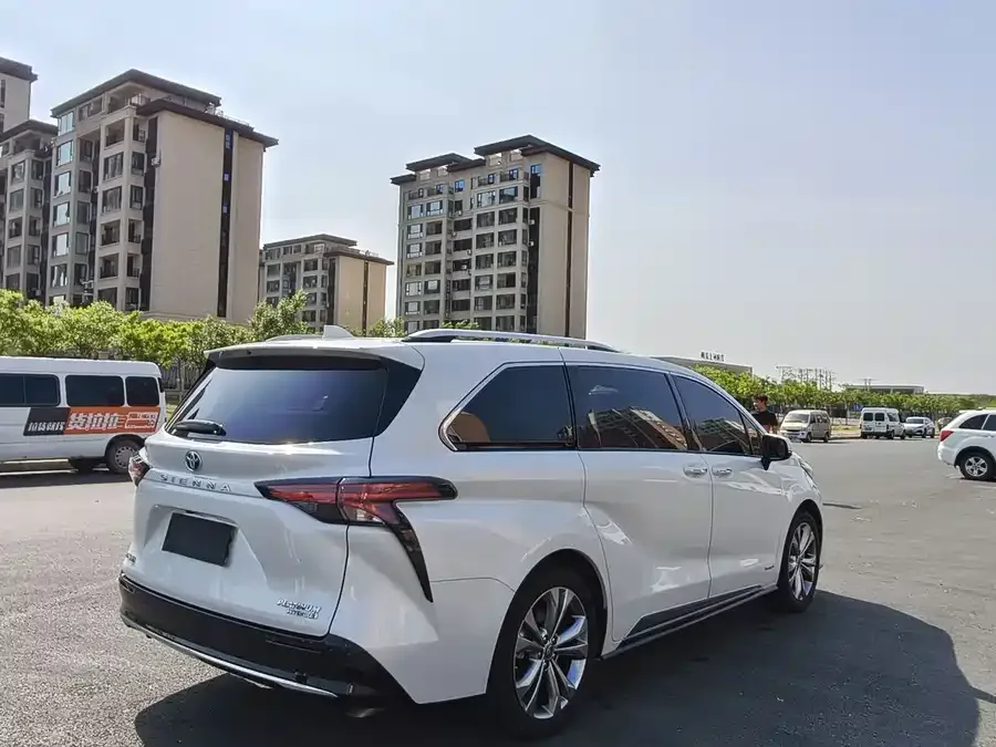 Toyota Sienna SIENNA 2023 2.5L Hybrid Platinum Edition 2023 — миниатюра 3