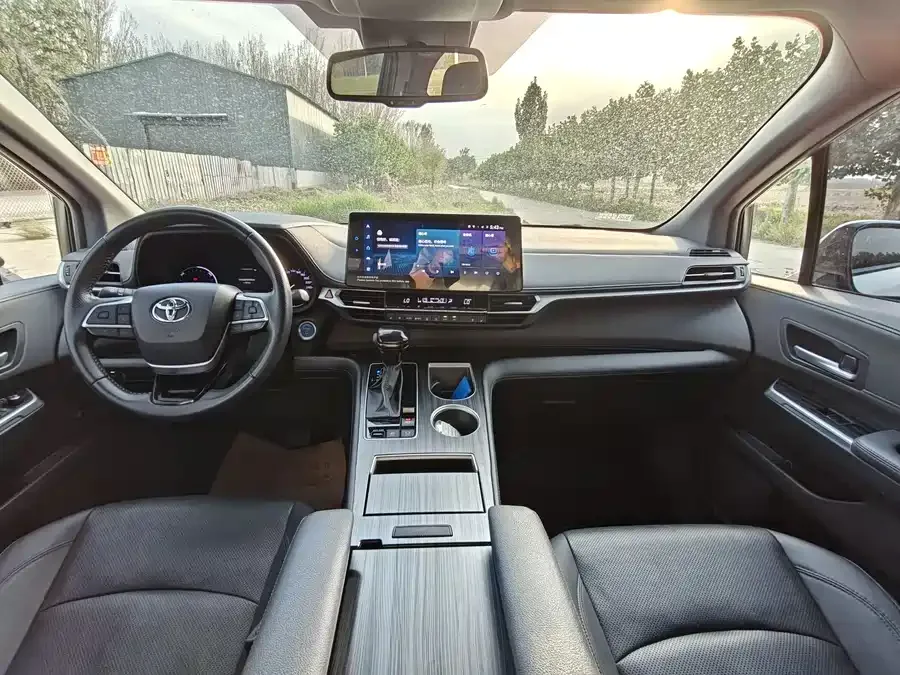 Toyota Sienna SIENNA 2021 2.5L Hybrid Premium Edition 2023 — миниатюра 4