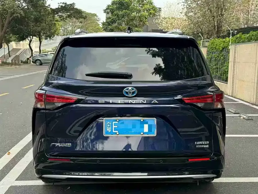 Toyota Sienna SIENNA 2021 2.5L Hybrid Premium Edition 2023 — миниатюра 2