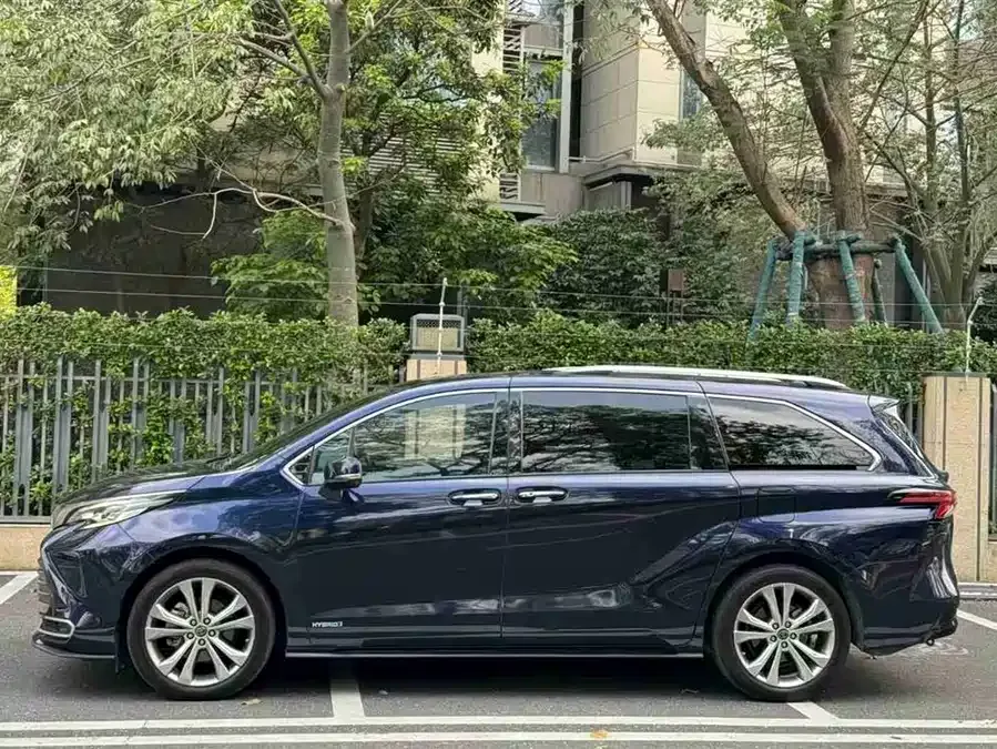 Toyota Sienna SIENNA 2021 2.5L Hybrid Premium Edition 2023 — миниатюра 4