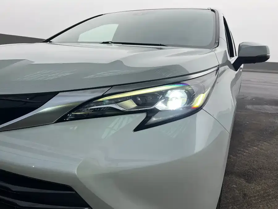 Toyota Sienna SIENNA 2021 2.5L Hybrid Luxury Edition 2022 — миниатюра 3