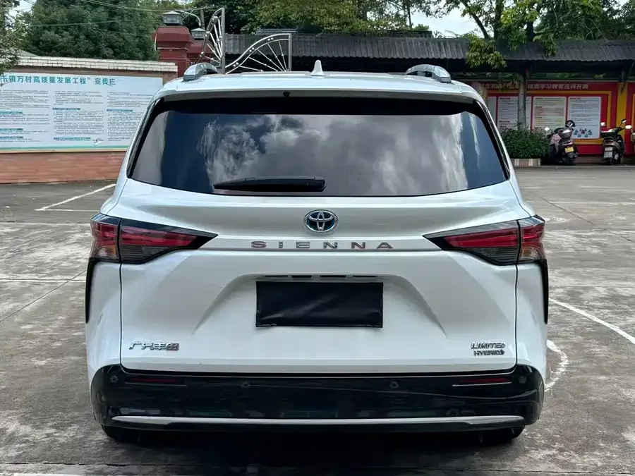 Toyota Sienna SIENNA 2021 2.5L Hybrid Premium Edition 2022 — миниатюра 3