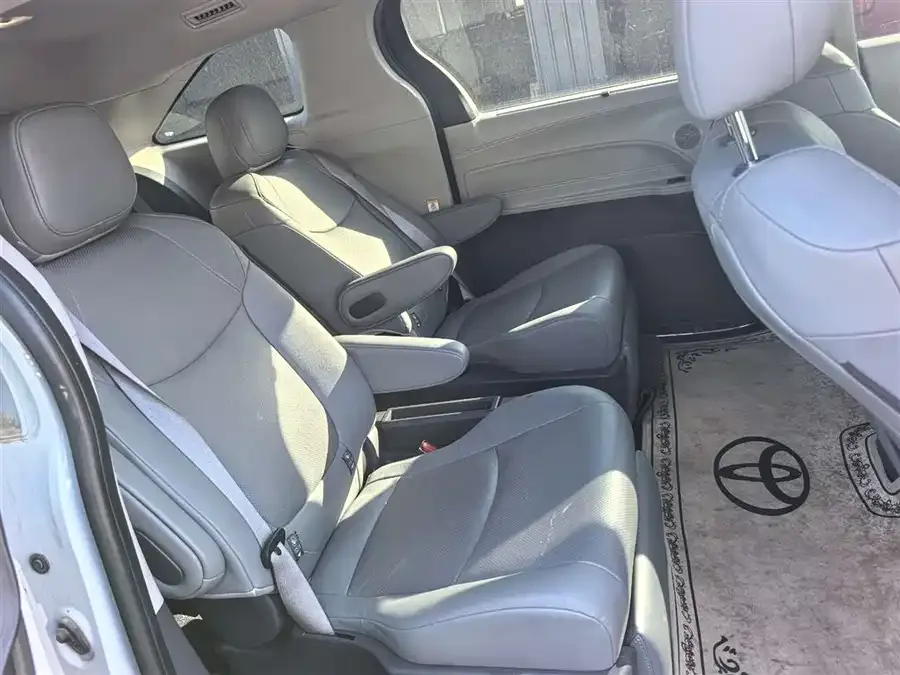 Toyota Sienna SIENNA 2023 2.5L Hybrid Comfort Edition 2024 — миниатюра 2