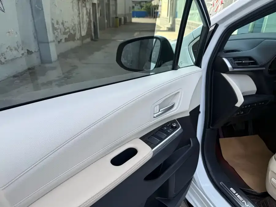Toyota Sienna SIENNA 2023 2.5L Hybrid Premium Edition 2023 — миниатюра 3