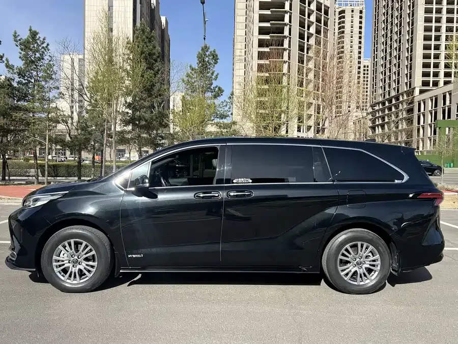 Toyota Sienna SIENNA 2021 2.5L Hybrid Premium Edition 2022 — миниатюра 2