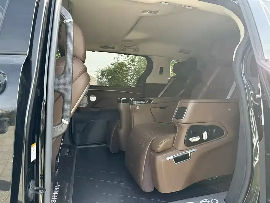 Toyota Sienna SIENNA 2024 2.5L Hybrid 4WD Premium Edition 2023 — миниатюра 2