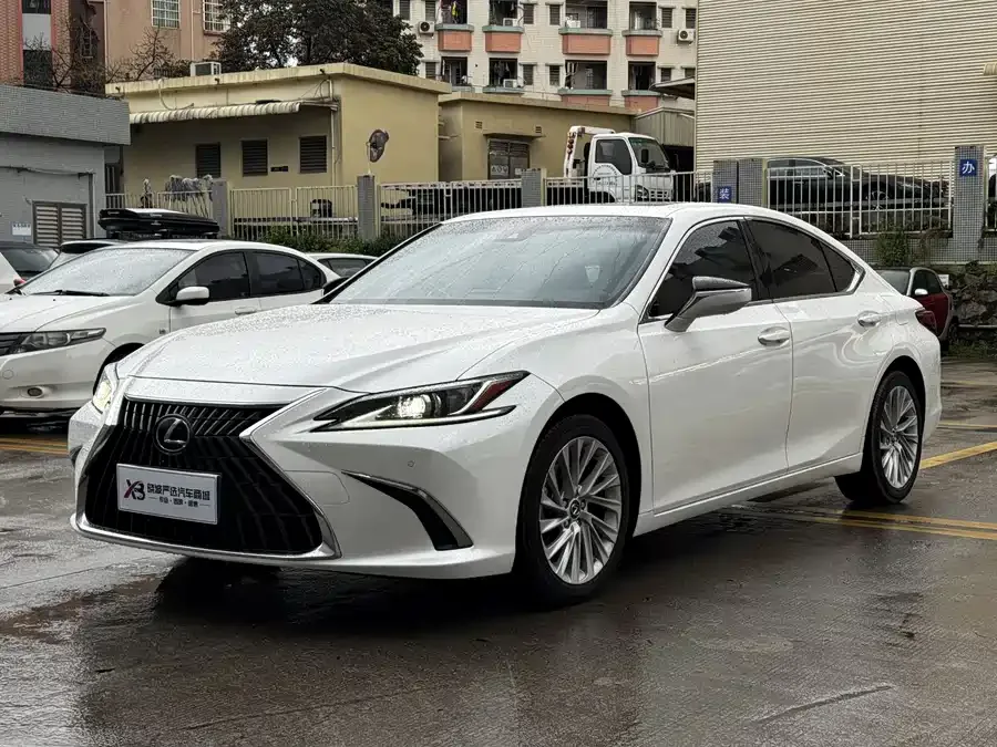 Lexus ES 2022