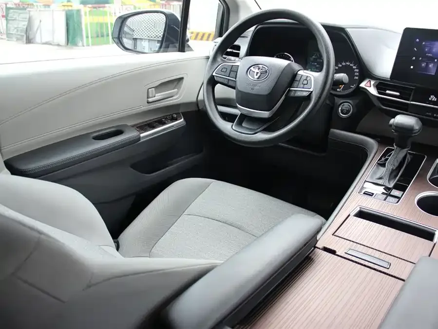 Toyota Sienna SIENNA 2024 2.5L Hybrid Comfort Edition 2025 — миниатюра 4