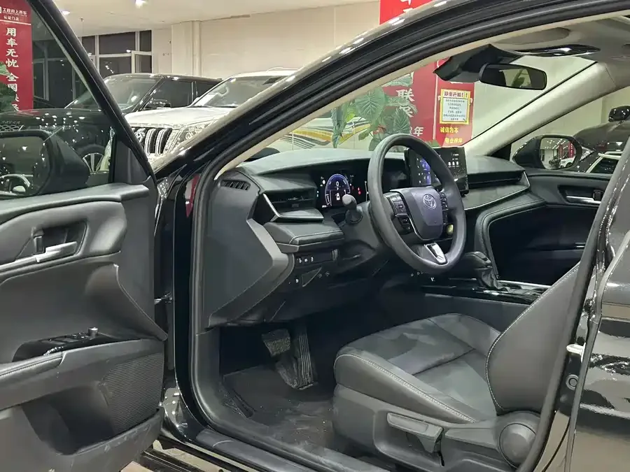 Toyota Camry Camry 2024 Hybrid 2.0HE Elite Edition 2025 — миниатюра 2