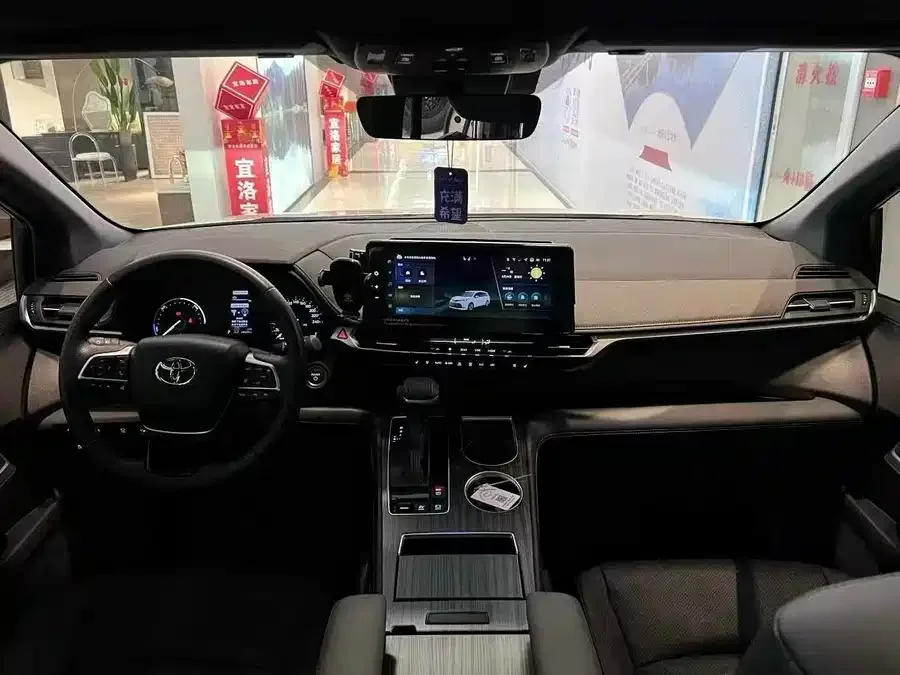 Toyota Sienna SIENNA 2024 2.5L Hybrid 4WD Premium Edition 2025 — миниатюра 2