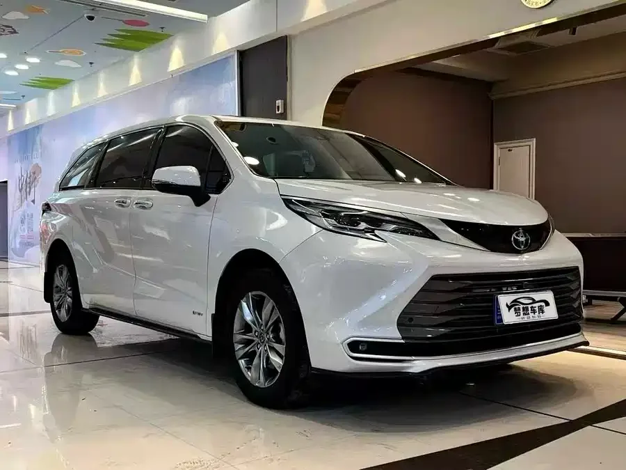 Toyota Sienna SIENNA 2024 2.5L Hybrid 4WD Premium Edition 2025 — миниатюра 3