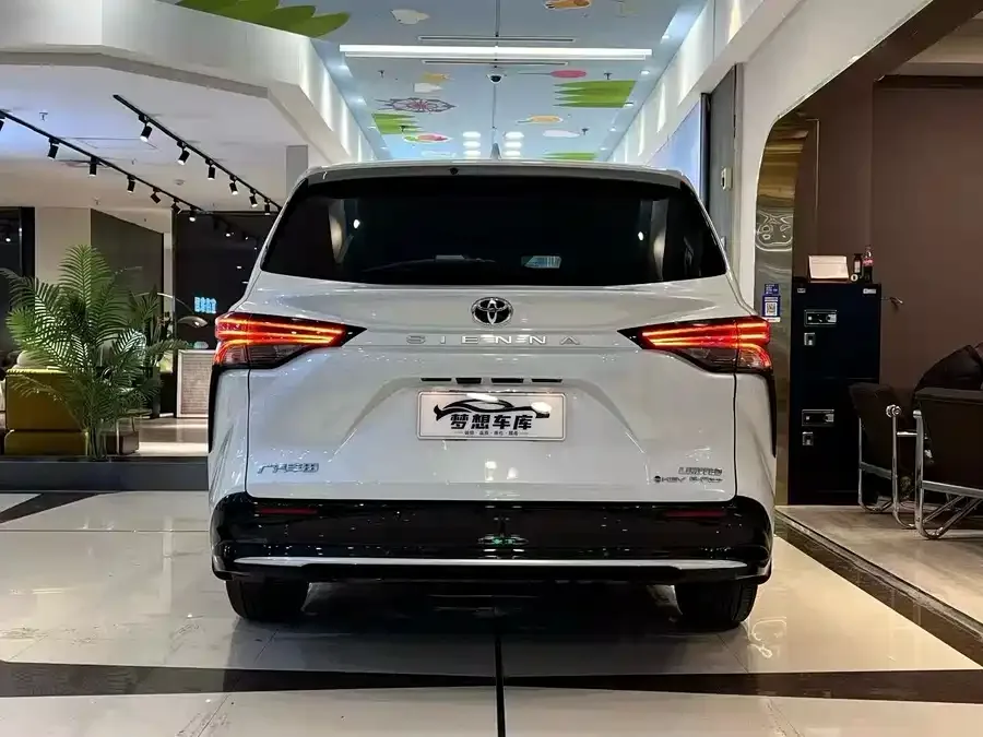 Toyota Sienna SIENNA 2024 2.5L Hybrid 4WD Premium Edition 2025 — миниатюра 4