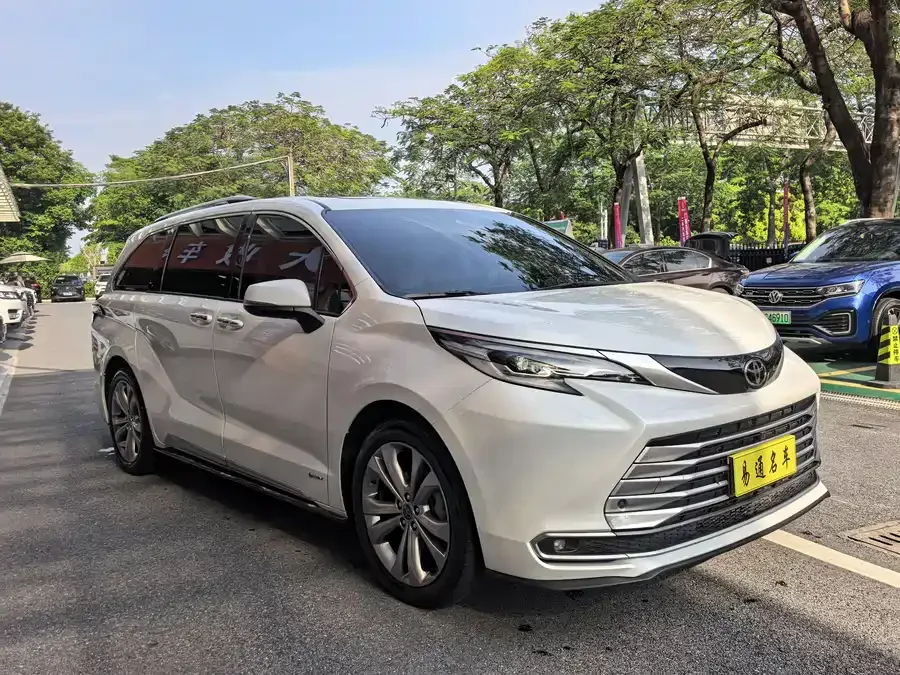 Toyota Sienna SIENNA 2024 2.5L Hybrid Platinum Edition 2024 — миниатюра 2